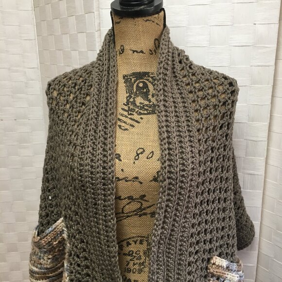 crochet scarf with pockets and fringe - Picture 3 of 11